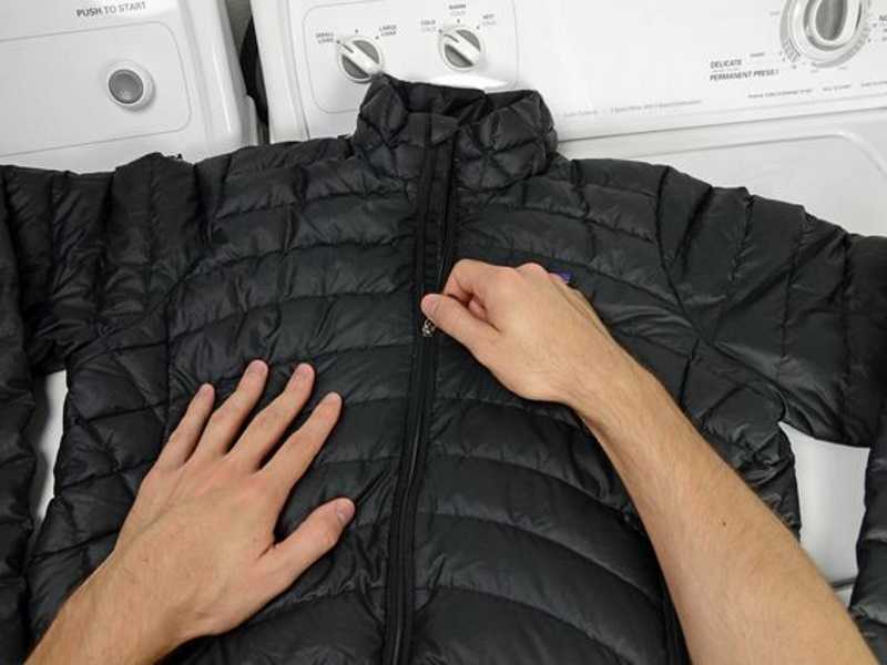 Как постирать пуховик в стиральной машине-автомат без разводов или вручную в домашних условиях: чем стирать светлую и черную зимнюю куртку, чтобы не было пятен?