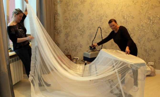 Как гладить шторы утюгом и не снимая с карниза