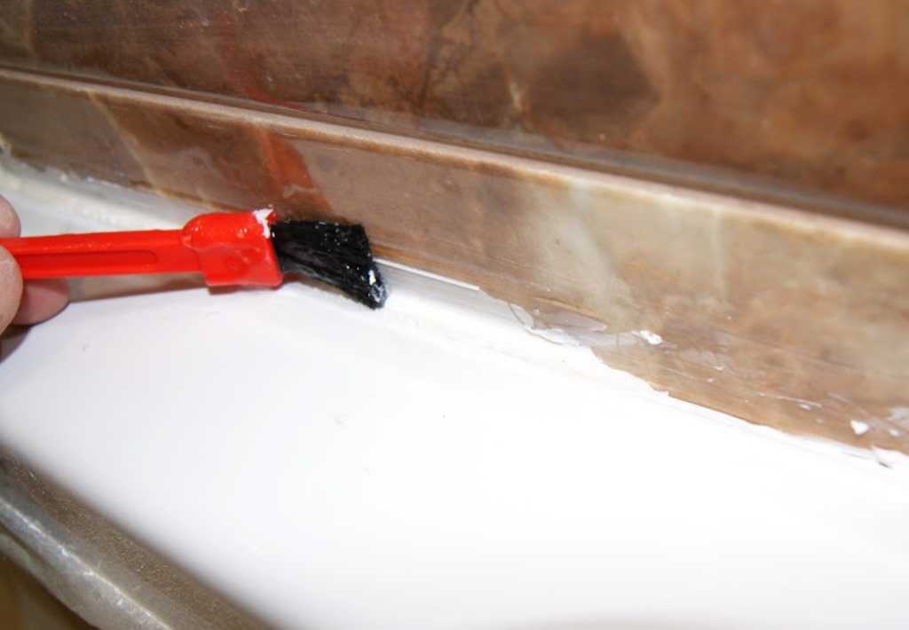 Как убрать герметик с плитки в ванной: как снять и очистить силиконовый слой подручными средствами, оттереть растворителями?