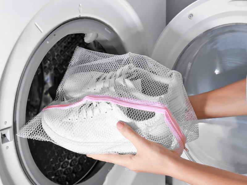 Мешок для стирки кроссовок в стиральной машине-автомат: для чего он нужен, как выбрать и сколько стоит, как стирать обувь с его помощью?