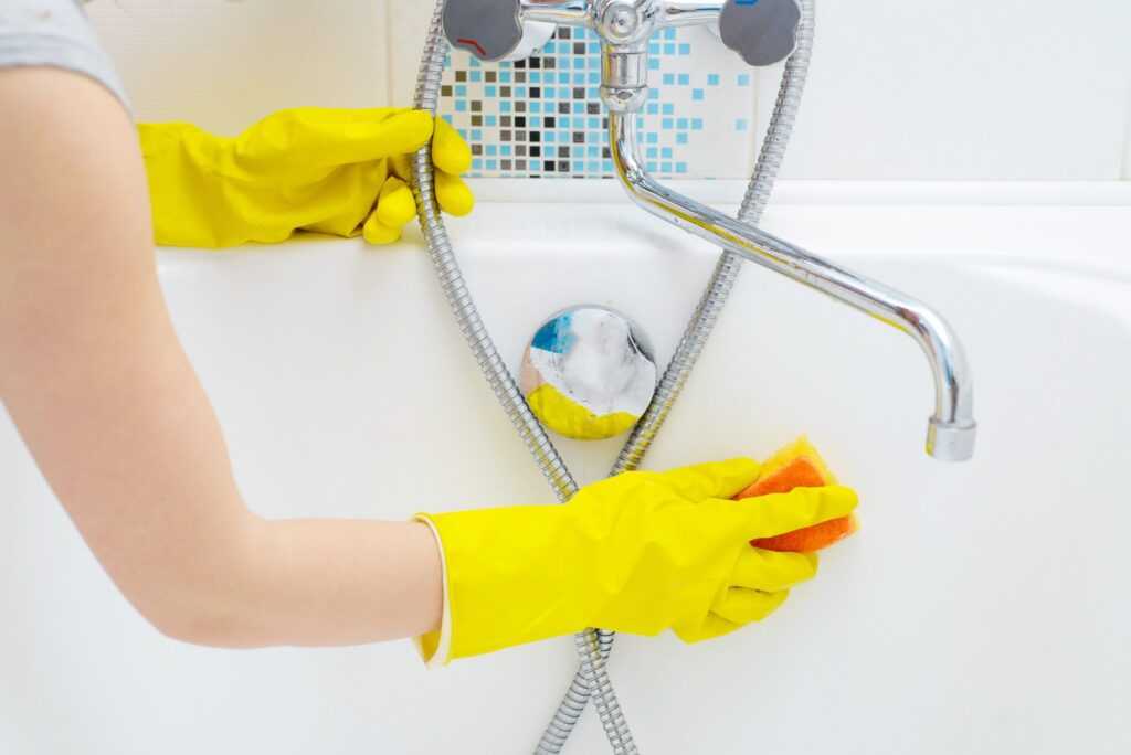 Как очистить известковый налет в ванной в домашних условиях: как удалить на плитке, какими средствами убрать застарелый на акриловой и других поверхностях?