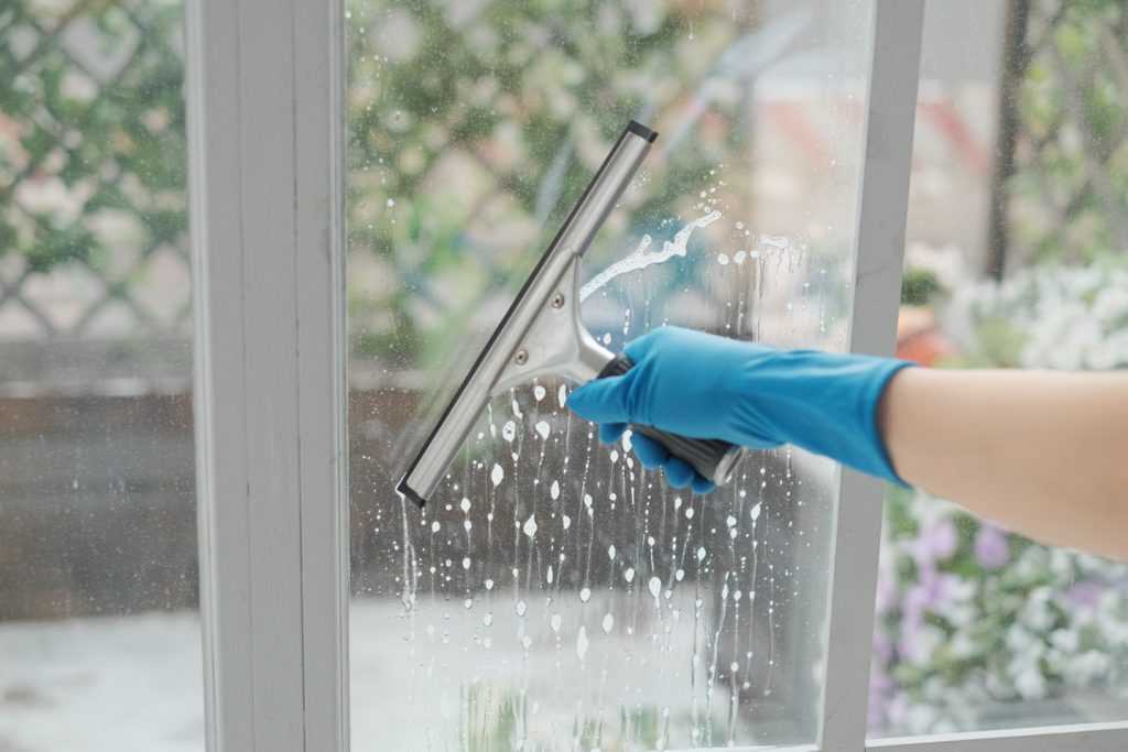 Как отмыть пластиковые окна - 95 фото и обзор лучших средств для очистки окон