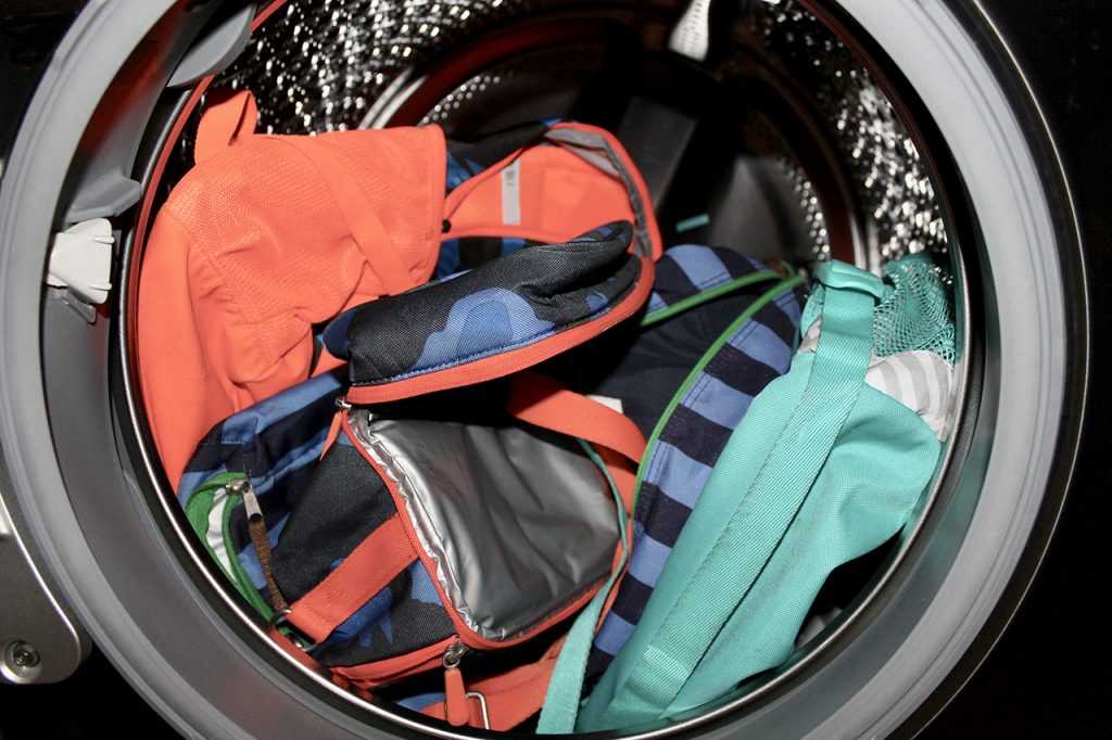 Как стирать рюкзак в стиральной машине, чтобы не повредить цвет и структуру материала