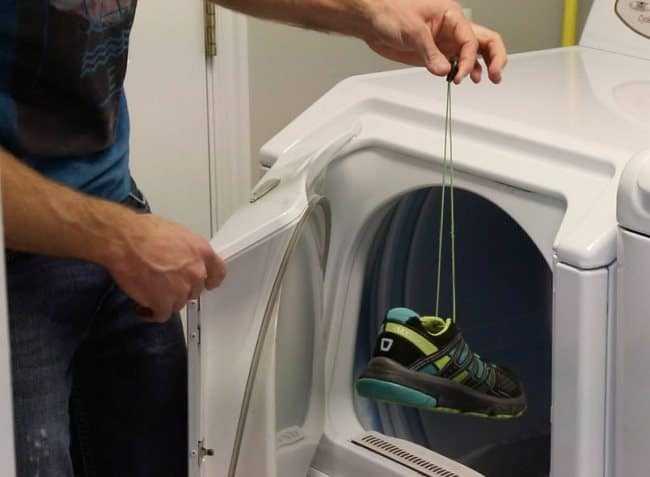 Простые способы, как постирать цветные и белые шнурки в машинке и руками