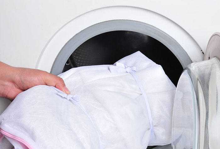 Можно ли стирать тюль и шторы с крючками в стиральной машине – проверенные советы
