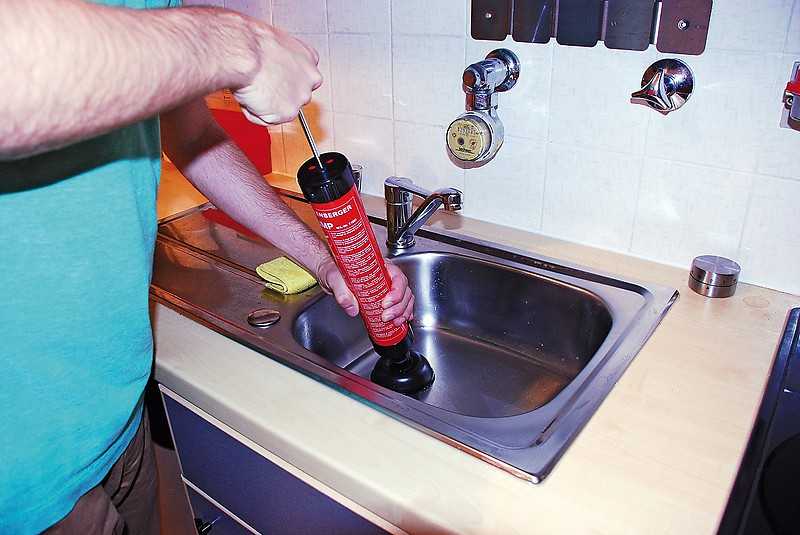 Как самостоятельно устранить засор в раковине (мойке или трубе) на кухне