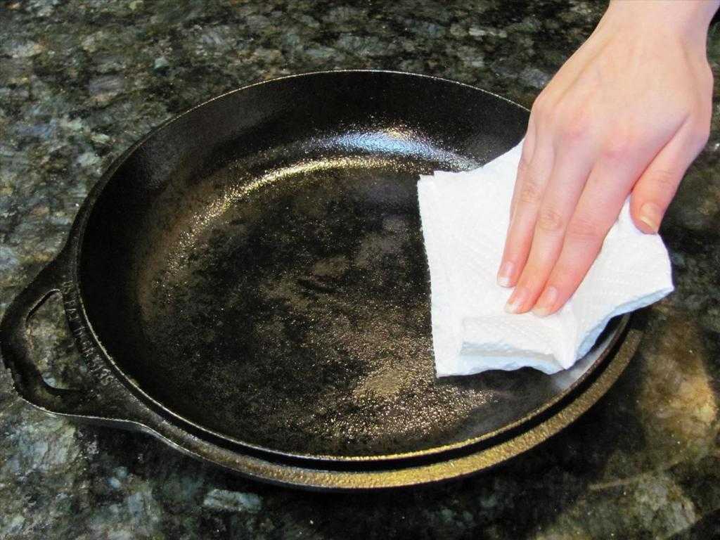Как очистить сковороду от застарелого нагара в домашних условиях