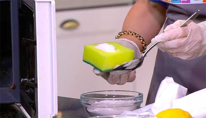 Очистить микроволновку с помощью уксуса и соды в домашних условиях