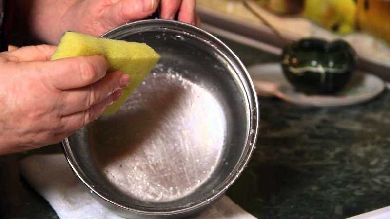 Как очистить нагар с эмалированной кастрюли, чем можно убрать гарь снаружи, как удалить внутри, если посуда пригорела: советы и рекомендации
