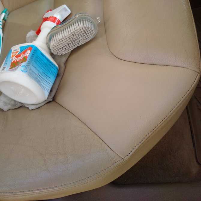 Каким средством почистить сиденья в автомобиле
