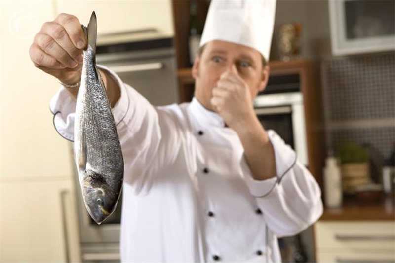 Как избавиться от запаха рыбы на одежде: топ 10 лучших средств