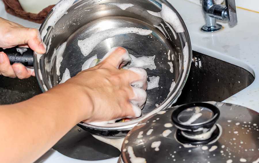 Из этой статьи вы узнаете, как убрать нагар с кастрюли при помощи подручных средств и специальных составов, как удалить гарь снаружи, очистить пригар внутри кухонной утвари из нержавейки, алюминиевой, эмалированной, антипригарной