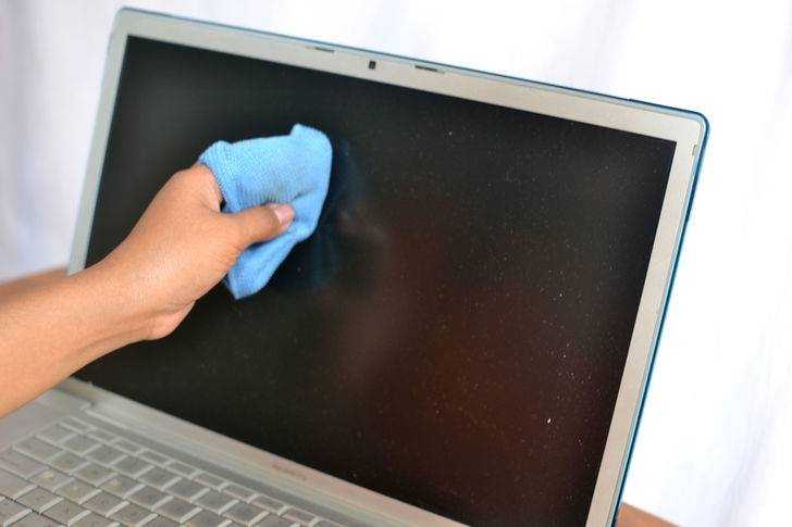Как почистить монитор компьютера в домашних условиях | чем помыть экран ноутбука без разводов