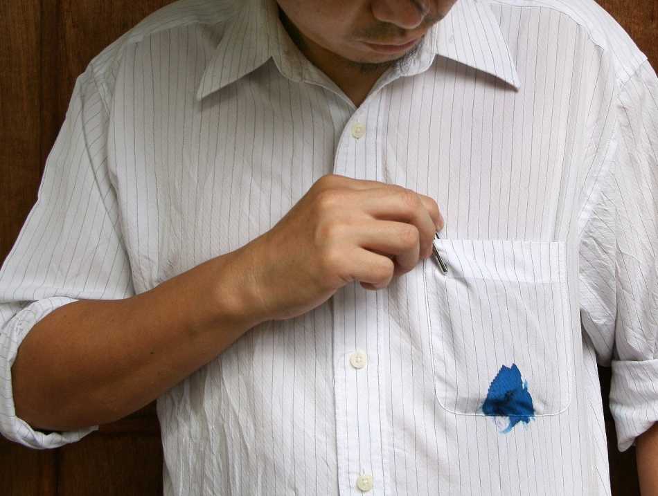 Не знаете как отстирать ручку от одежды Прочитайте статью о том, как вывести чернила от шариковой ручки или гелевой с одежды