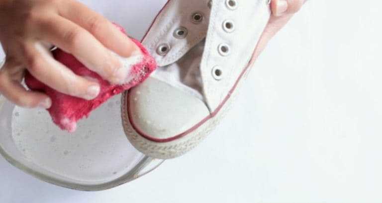 Как отстирать белые кроссовки из ткани: можно ли стирать тканевую пару в стиральной машине, как почистить тряпочную обувь руками?