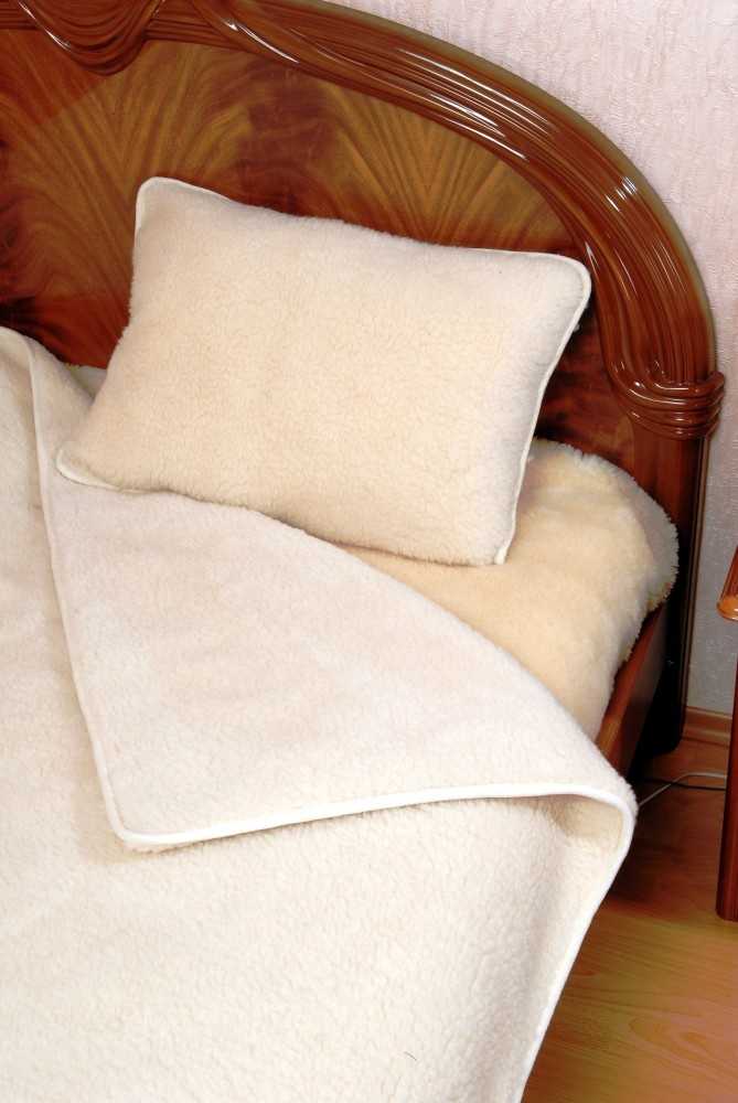 Стирать синтепоновые подушки приходится не часто, однако, когда возникает такая необходимость, у многих хозяек возникают различные вопросы по правильной стирке
