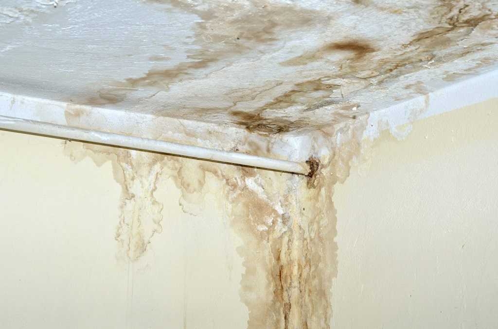 Секреты опытных мастеров, как убрать желтые пятна на потолке после затопления