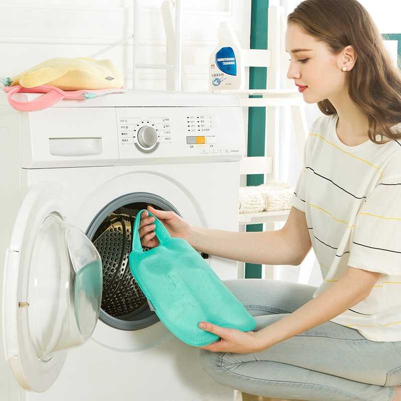 Как стирать обувь в стиральной машине-автомат (на каком режиме, при какой температуре), сколько пар за раз, как правильно руками, как избавиться от пятен