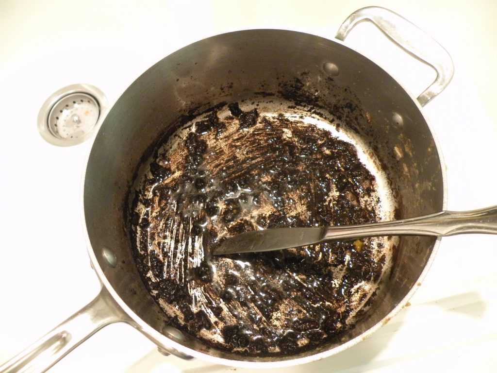 Пригорела эмалированная кастрюля: как очистить | cleanipedia