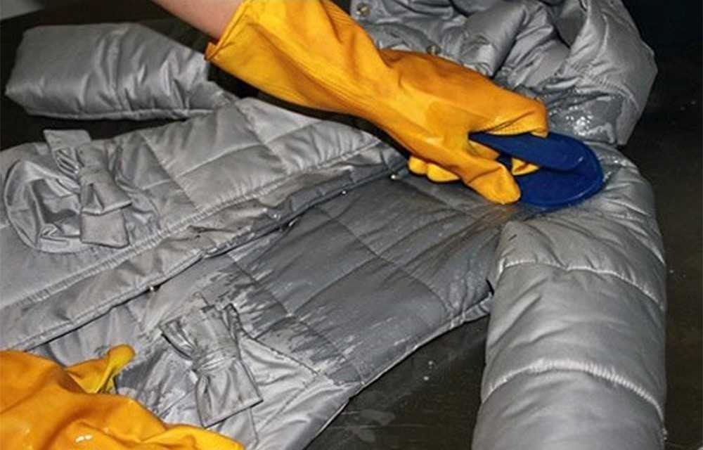 Рекомендации экспертов, как вывести жирное пятно с куртки в домашних условиях