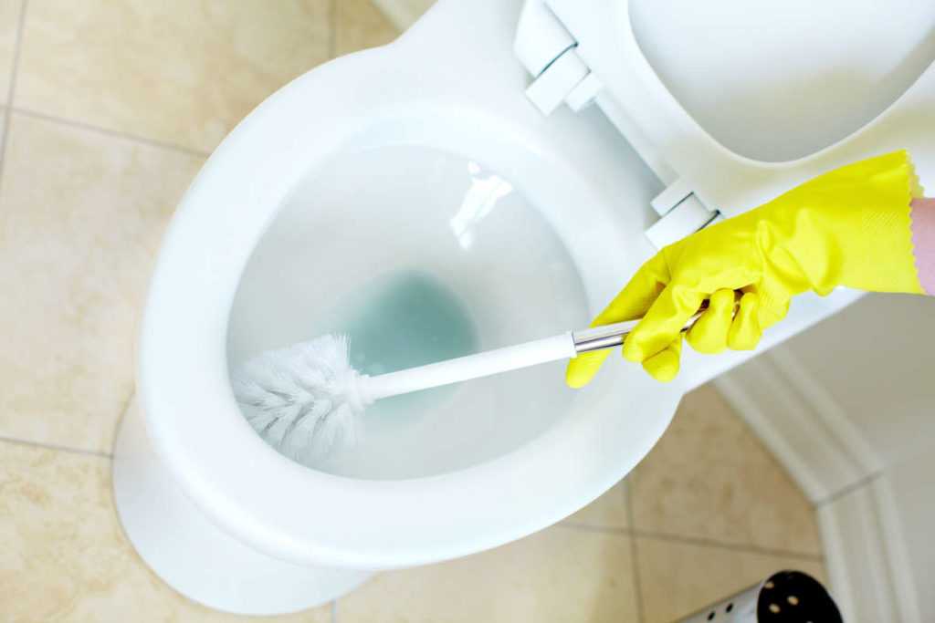 Советы для умных хозяев: вот как очистить бачок унитаза от ржавчины в домашних условиях