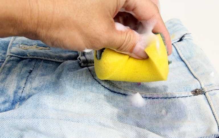Чем оттереть масляную краску с одежды в домашних условиях, как быстро и срочно вывести пятно, чем можно отстирать засохшие пятна?