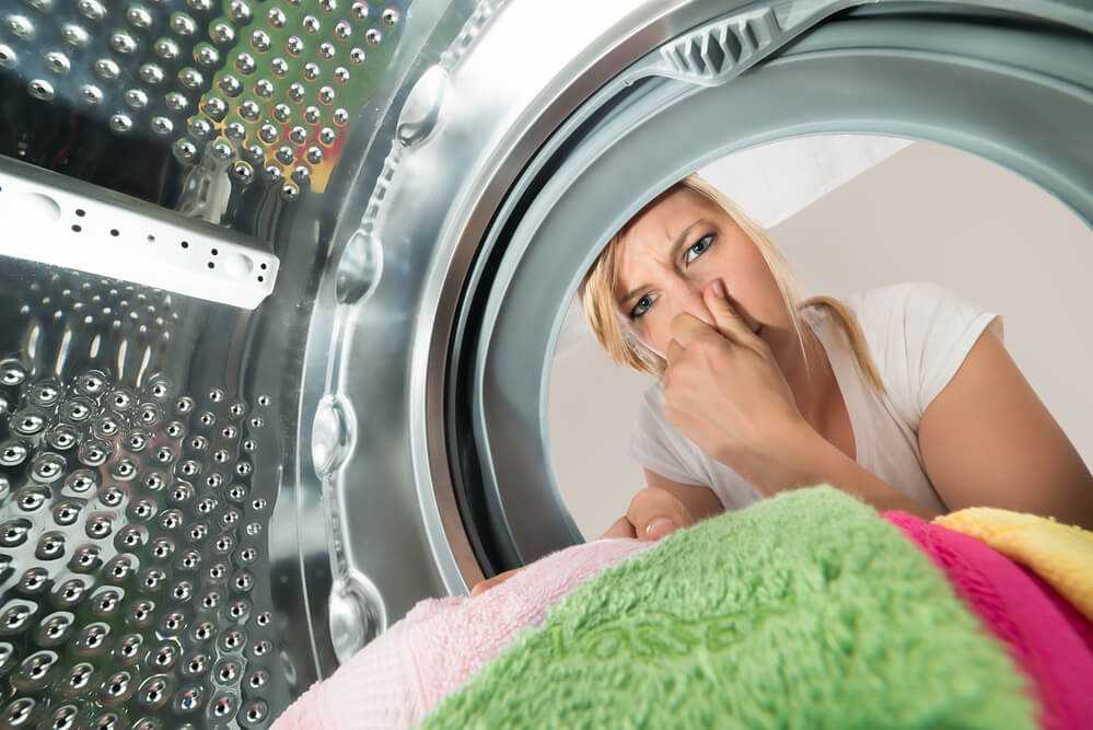 Если после стирки в стиральной машине белье пахнет сыростью или воняет затхлым, необходимо знать, что делать в этом случае: как избавиться от неприятного запаха от вещей и предотвратить его возможное появление на постиранной одежде