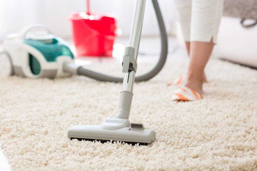 Чистка шерстяных ковров в домашних условиях: как почистить быстро и эффективно народными средствами и бытовой химией?