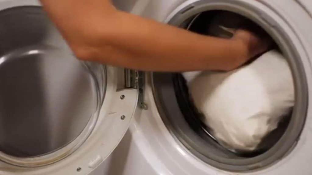 Хозяйкам на заметку: как правильно стирать подушку-антистресс в машине-автомат и вручную