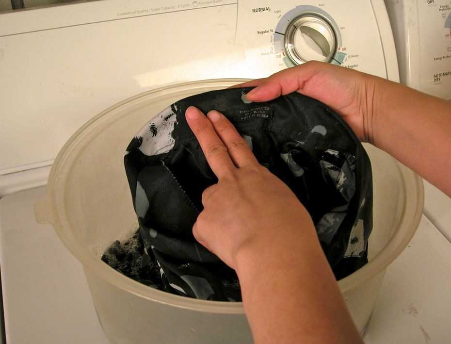 Как стирать брюки, как замачивать и сушить, тонкости и секреты