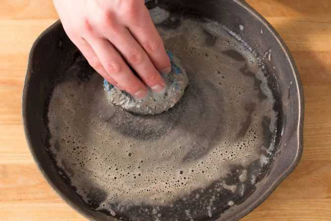 Очищаем нагар со сковородки народными и другими методами