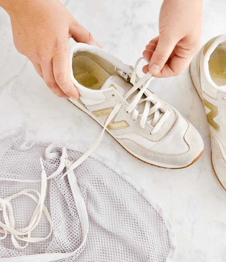 Правила и советы, как постирать белые кроссовки и сохранить их первозданный вид