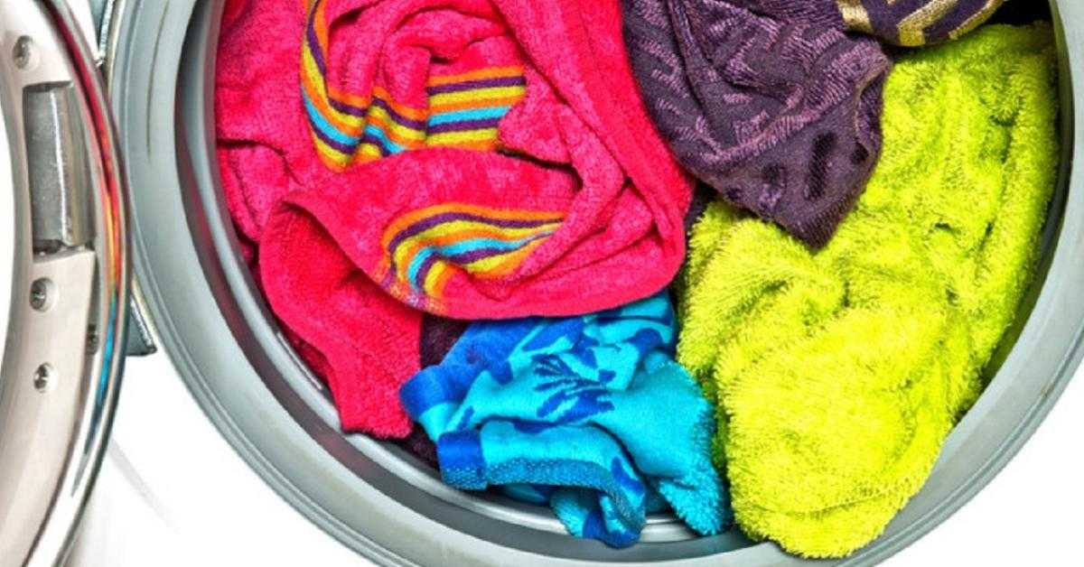 Если после стирки в стиральной машине белье пахнет сыростью или воняет затхлым, необходимо знать, что делать в этом случае: как избавиться от неприятного запаха от вещей и предотвратить его возможное появление на постиранной одежде