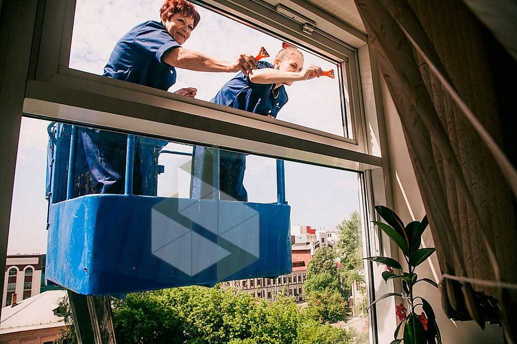 Как помыть окна на балконе снаружи на высоком этаже