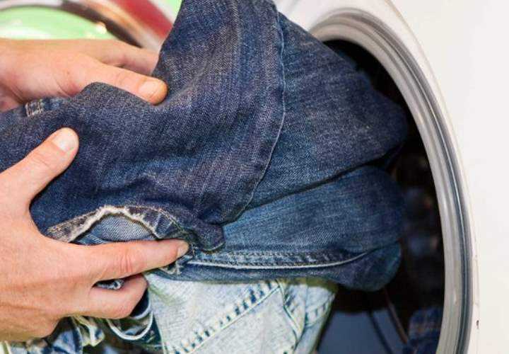 Как постирать джинсы, чтобы они сели после этого: что делать, если растягиваются, можно ли их уменьшить, замочив вручную, в машинке или по-другому, садится ли ткань?