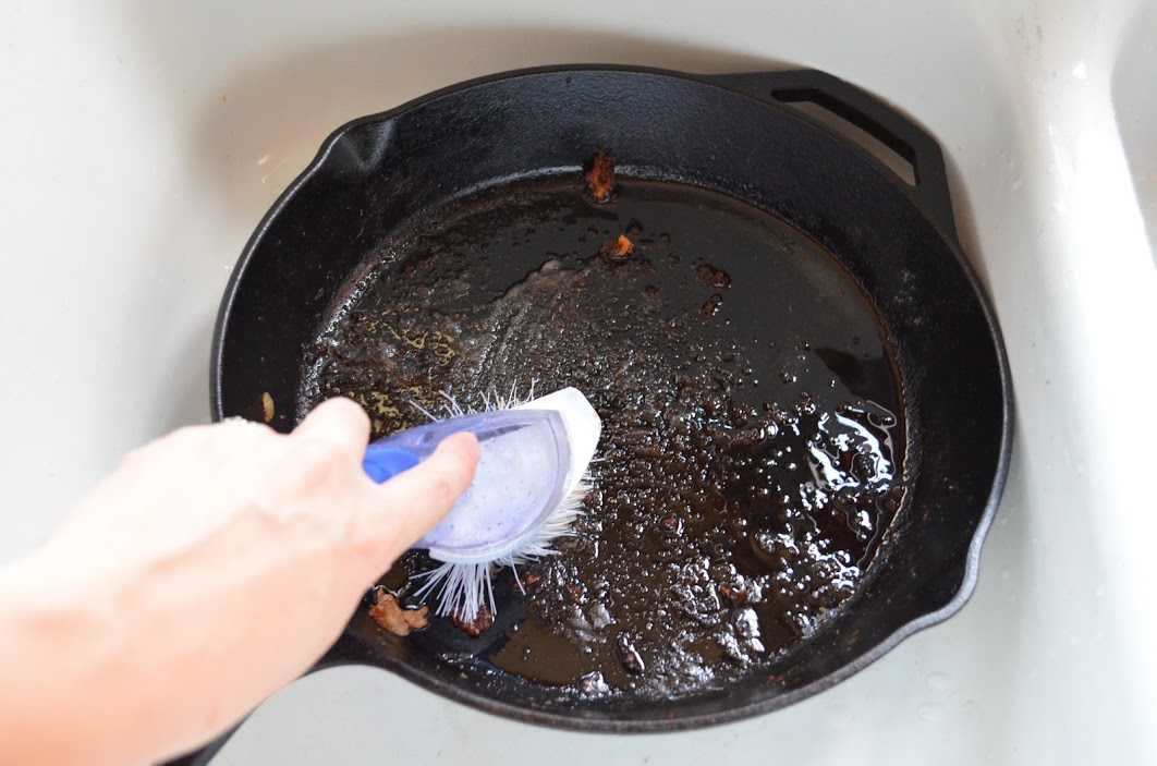 Как очистить сковороду от нагара снаружи и внутри быстро и легко