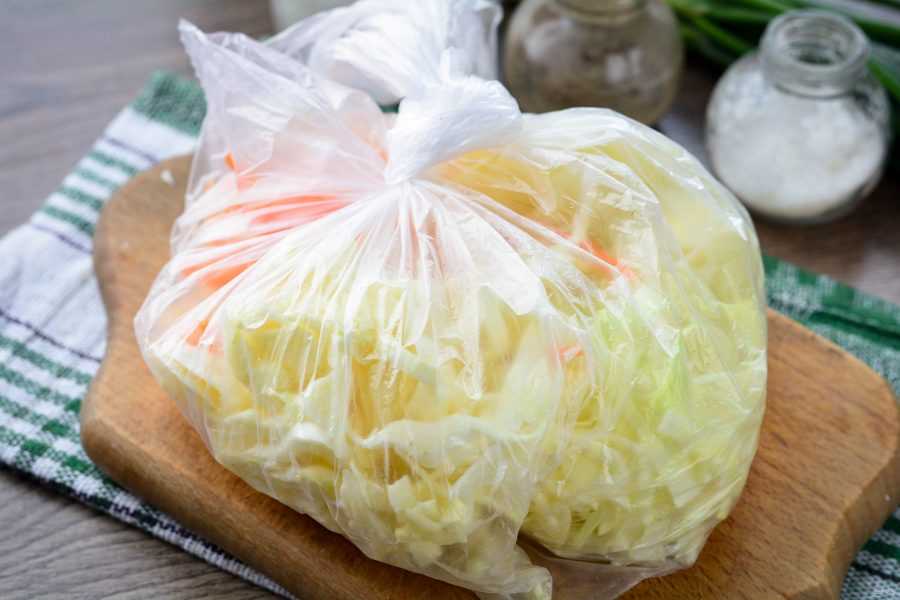 В этой статье расскажем, при какой температуре можно и нужно хранить квашеную капусту, как правильно организовать хранение продукта на всю зиму