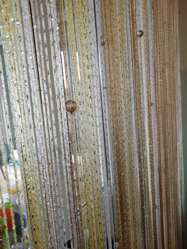 Как стирать нитяные шторы (кисею) в стиральной машине, как помыть занавески из нитей вручную и почистить, не снимая с карниза?
