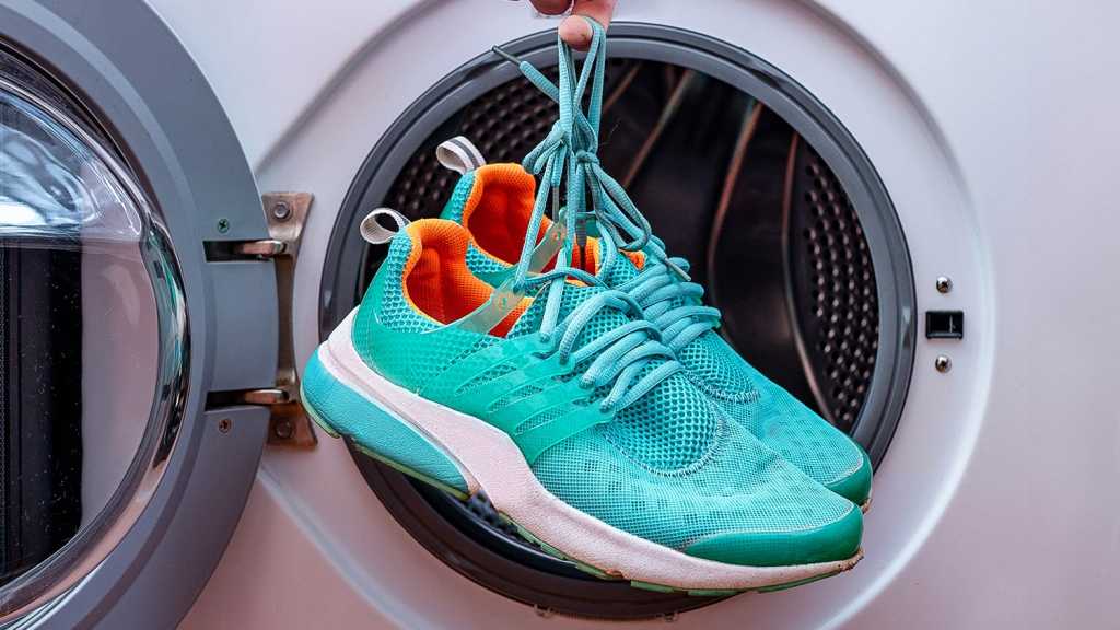 Если вас интересует, можно ли и как стирать кроссовки Адидас (Adidas) в стиральной машине-автомат и вручную, как правильно сушить спортивную обувь после стирки, чтобы не испортить ее, прочтите нашу публикацию