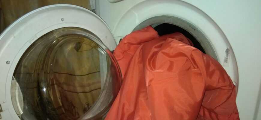 Как стирать пуховик из верблюжьей шерсти в стиральной машине-автомат, как сушить куртку с наполнителем, можно ли постирать вручную?