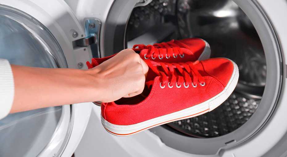 Интересуетесь, можно ли стирать кеды Конверс (Converse) в стиральной машине, как помыть их руками, чем вывести пятна и как правильно сушить кеды после стирки Прочтите нашу публикацию!