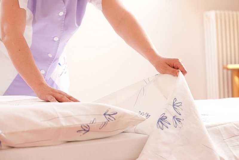 Нужно ли гладить постельное белье после стирки: зачем, как правильно и при этом быстро это сделать утюгом на гладильной доске или при помощи отпаривателя?