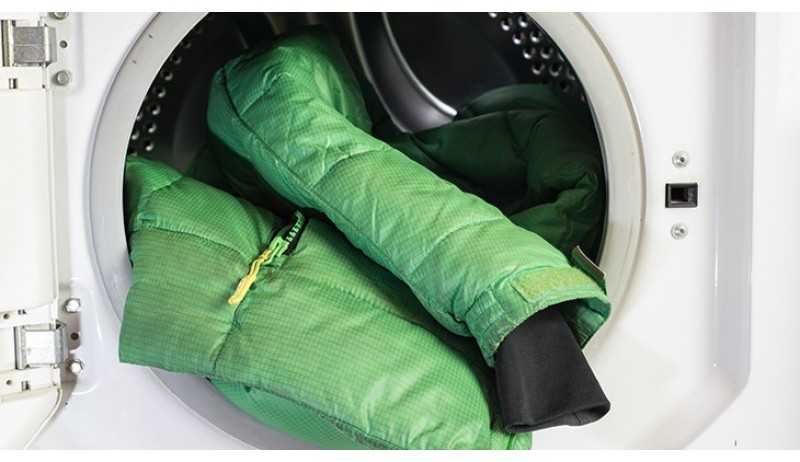 Как стирать пуховик (или куртку) с биопухом в стиральной машине-автомат правильно, можно ли и как это сделать руками?