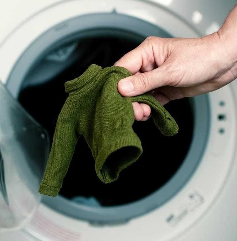 Как стирать флисовые вещи в стиральной машине и вручную? чем и при какой температуре?