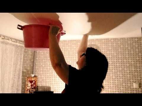 Спасение натяжного потолка своими руками: как самостоятельно слить воду при потопе