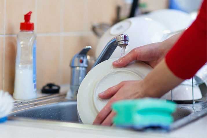 Как быстро помыть посуду в домашних условиях вручную: советы и хитрости