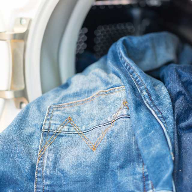 Как стирать джинсы в стиральной машине-автомат (при какой температуре, на каком режиме), как правильно и как часто, чтобы они не потеряли цвет?