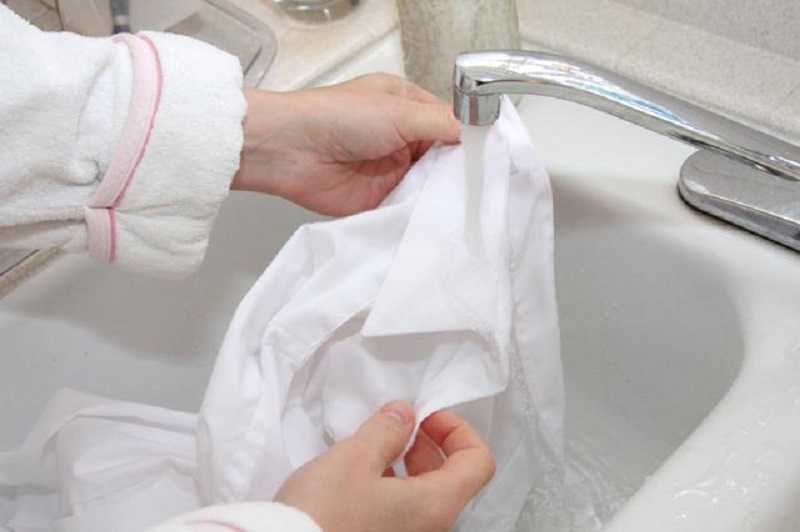 Как избавиться от желтых пятен на белой одежде в домашних условиях