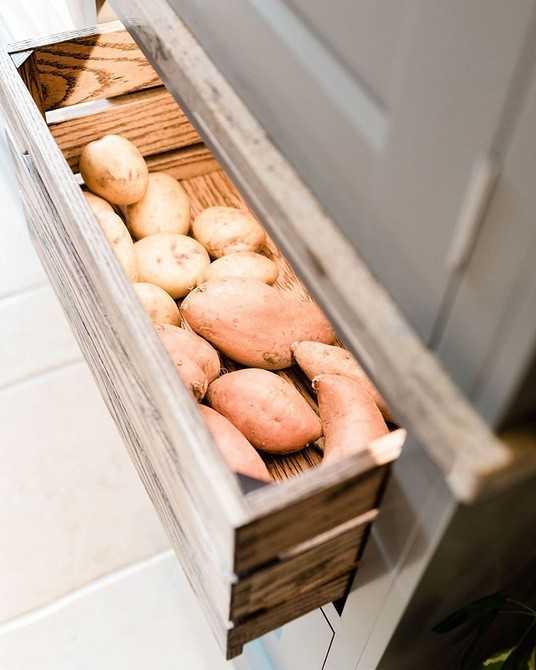 Как хранить картошку в квартире правильно: где и в чем зимой можно разместить в домашних условиях клубни, а также условия содержания овоща