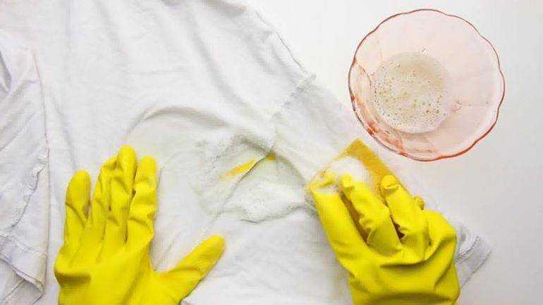 Чем можно убрать желтые пятна с белой или цветной одежды